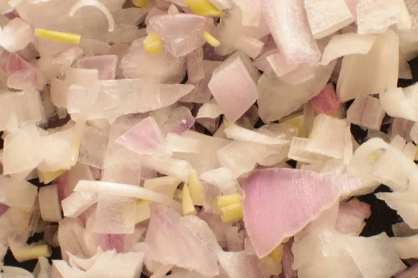 Salata için küçük doğranmış kırmızı soğan, vejetaryenler için çiğ gıda