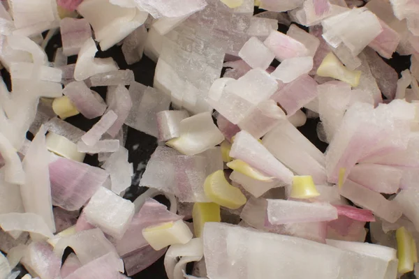 Salata için küçük doğranmış kırmızı soğan, vejetaryenler için çiğ gıda