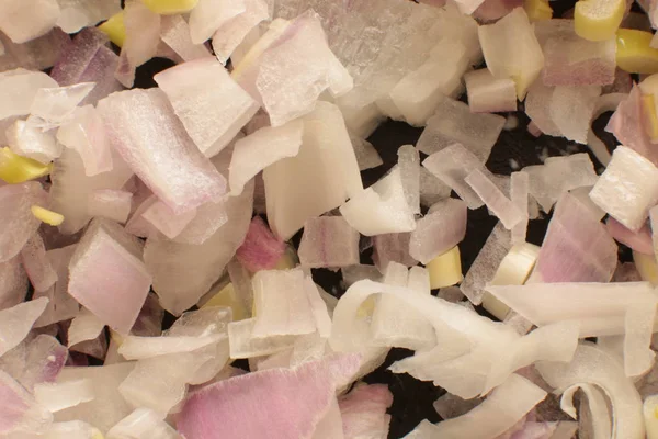 Salata için küçük doğranmış kırmızı soğan, vejetaryenler için çiğ gıda