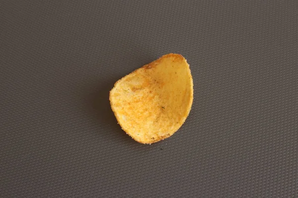 Один Картофельный Чипсы Макро Фото Фон Вкусная Закуска — стоковое фото
