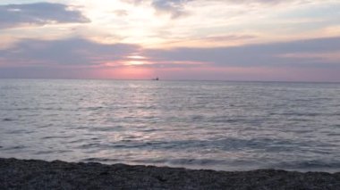 Çakıl su fırtınası deniz kıyısı dalgaları