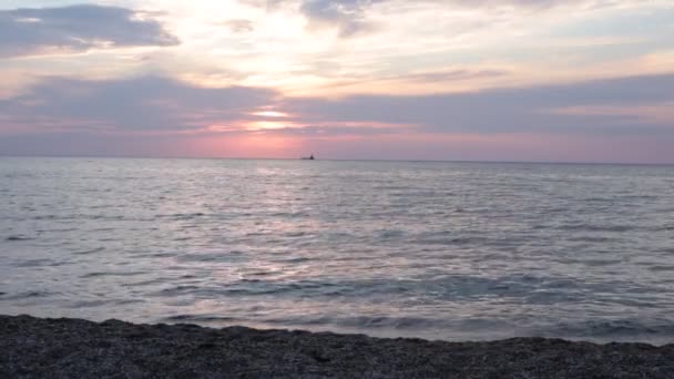 Ακτή Μικρά Βότσαλα Και Καθαρά Κύματα Νερού — Αρχείο Βίντεο