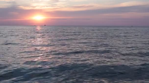 Pobřeží Malými Oblázky Průzračné Vodní Vlny — Stock video