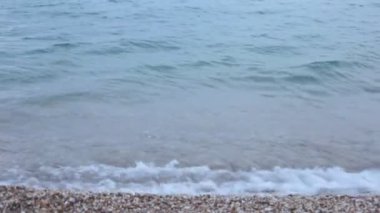 Deniz kıyısında küçük dalgalar çakıl plaj gelgit