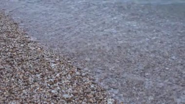 Deniz kıyısında küçük dalgalar çakıl plaj gelgit