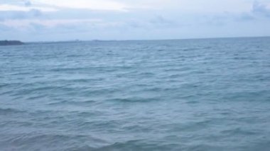 Deniz kıyısında küçük dalgalar çakıl plaj gelgit