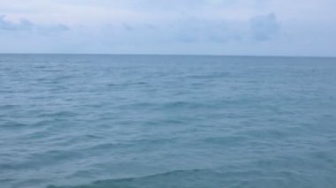 Deniz kıyısında küçük dalgalar çakıl plaj gelgit