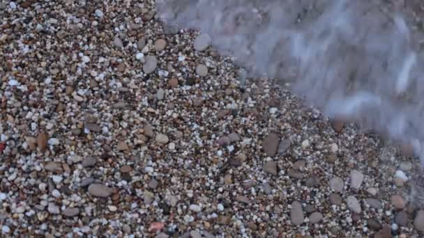 Kleine Wellen Auf Der Meeresküste Kieselstrand Gezeiten — Stockvideo