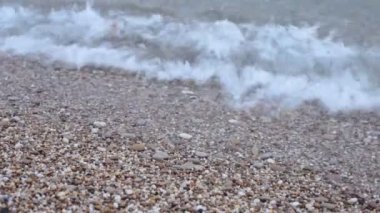 Deniz kıyısında küçük dalgalar çakıl plaj gelgit