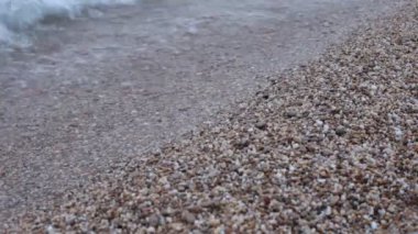 Deniz kıyısında küçük dalgalar çakıl plaj gelgit