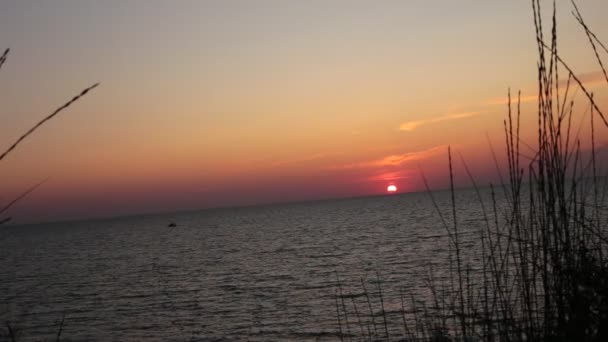 平静的海面上的日落景色 小浪和清澈的天空渐变色彩自然之美 — 图库视频影像