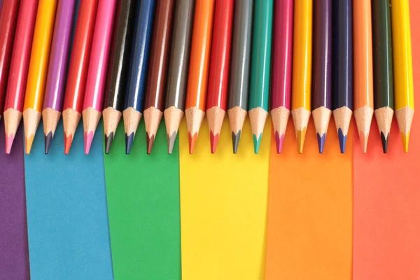 Conjunto Lápices Brillantes Para Creatividad Fondo Hojas Papel Multicolor — Foto de Stock
