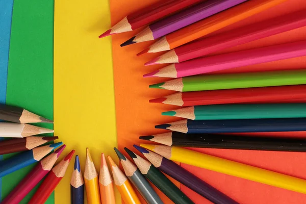 Gerçek bir sanatçının parlak bir gökkuşağı arka plan okul ekipmanları çizim ve yaratıcılık için renkli kalemler