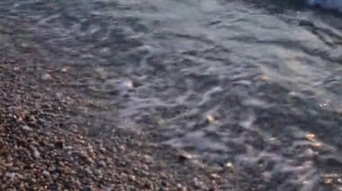 Meditasyon ve rahatlama için denizde gün batımı ve küçük dalgalar video