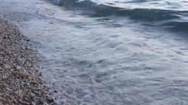 Meditasyon ve rahatlama için denizde gün batımı ve küçük dalgalar video