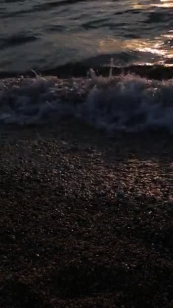 Ηλιοβασίλεμα Και Μικρά Κύματα Στο Θαλάσσιο Βίντεο Για Διαλογισμό Και — Αρχείο Βίντεο