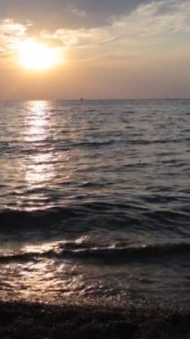 Meditasyon ve gevşeme güzel gün batımı için deniz video Dawn ve küçük dalgalar