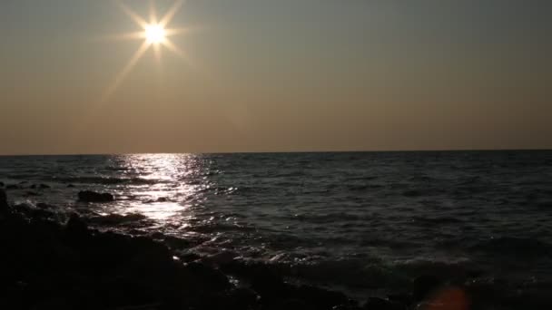 Θάλασσα Κόλπος Μεγάλες Πέτρες Και Κύματα Ηλιοβασίλεμα Και Μικρό Αεράκι — Αρχείο Βίντεο