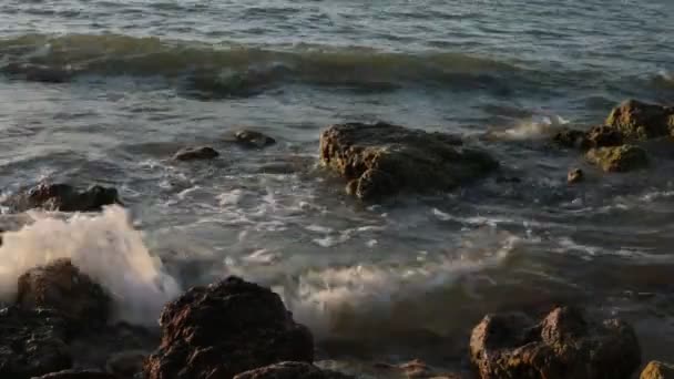 Bahía Mar Grandes Piedras Olas Puesta Sol Pequeña Brisa — Vídeo de stock