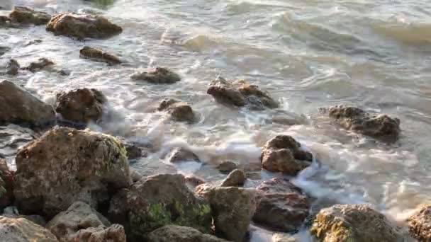 Bahía Mar Grandes Piedras Olas Puesta Sol Pequeña Brisa — Vídeo de stock