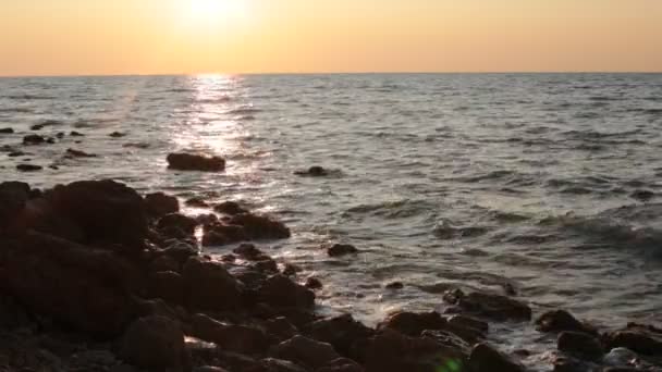 Bahía Mar Grandes Piedras Olas Puesta Sol Pequeña Brisa — Vídeos de Stock