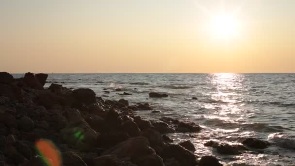 Mare Baia Grandi Pietre Onde Tramonto Piccola Brezza — Video Stock