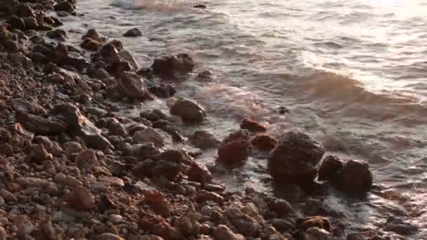 Морской Залив Большие Камни Волны Закат Небольшой Ветерок — стоковое видео