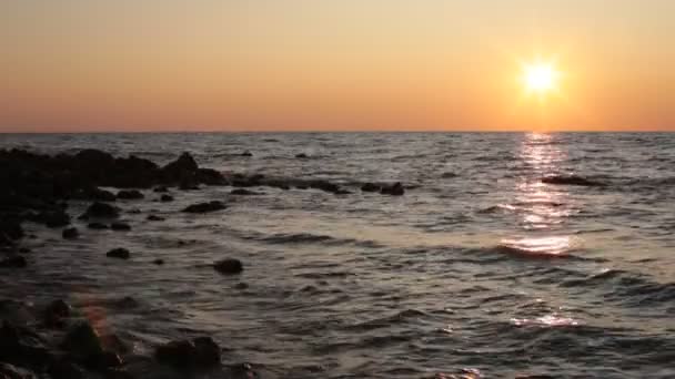 Bahía Mar Grandes Piedras Olas Puesta Sol Pequeña Brisa — Vídeo de stock