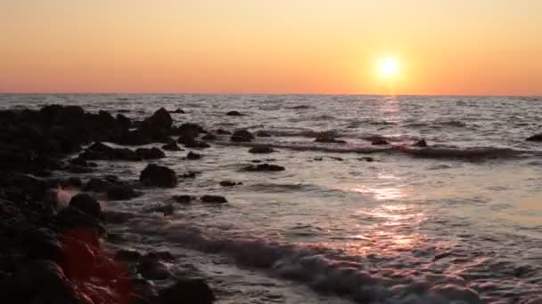 海湾の大きな石と波の夕日と小さな風 — ストック動画