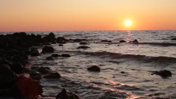 Bahía Mar Grandes Piedras Olas Puesta Sol Pequeña Brisa — Vídeos de Stock