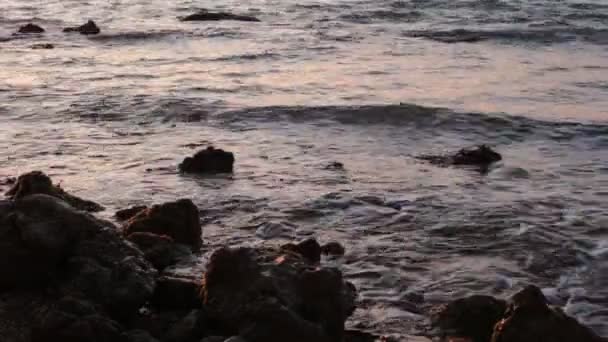 Bahía Mar Grandes Piedras Olas Puesta Sol Pequeña Brisa — Vídeos de Stock