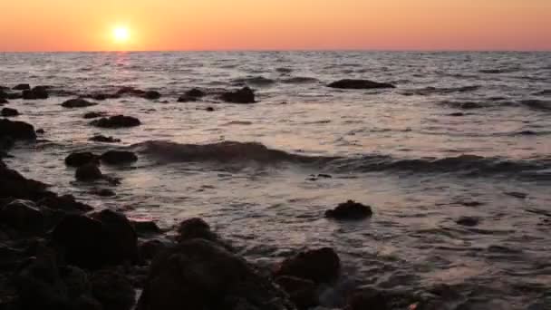 Mare Baia Grandi Pietre Onde Tramonto Piccola Brezza — Video Stock