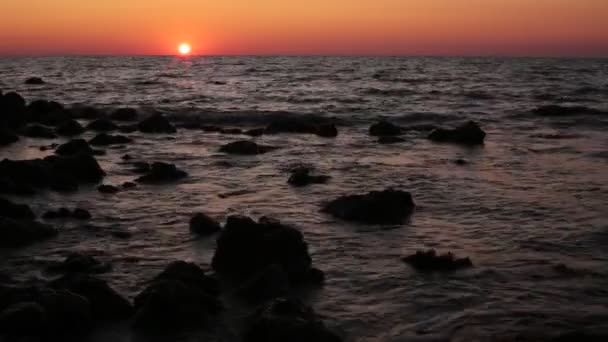 Sea Bay Grote Stenen Golven Zonsondergang Kleine Bries — Stockvideo