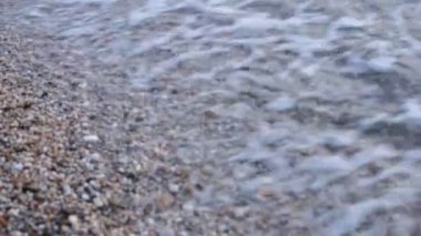 Meditasyon ve rahatlama için denizde gün batımı ve küçük dalgalar video