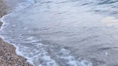 Meditasyon ve rahatlama için denizde gün batımı ve küçük dalgalar video