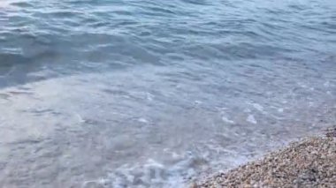 Meditasyon ve rahatlama için denizde gün batımı ve küçük dalgalar video