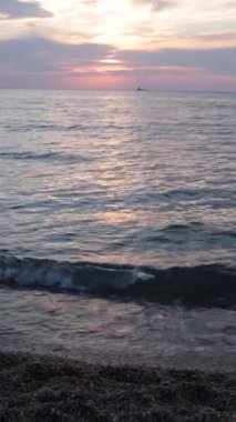 Meditasyon ve rahatlama için denizde gün batımı ve küçük dalgalar video