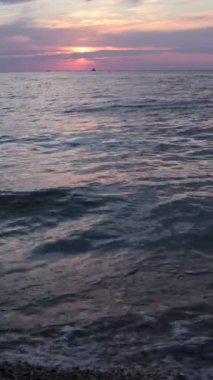 Meditasyon ve rahatlama için denizde gün batımı ve küçük dalgalar video