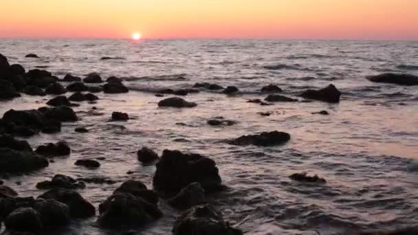 Mare Baia Grandi Pietre Onde Tramonto Piccola Brezza — Video Stock