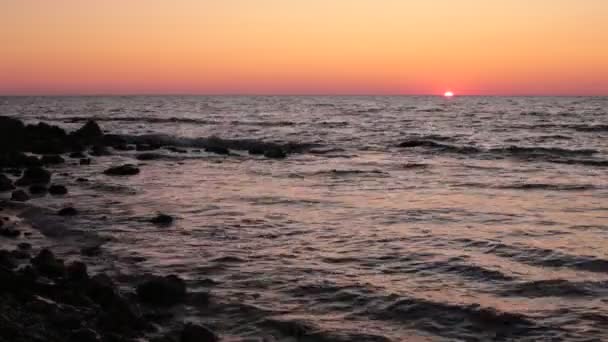 Bahía Mar Grandes Piedras Olas Puesta Sol Pequeña Brisa — Vídeo de stock