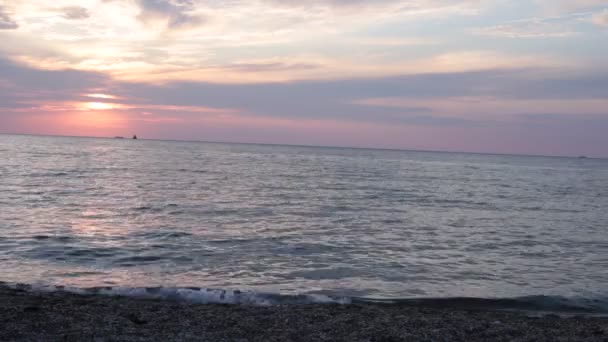 Ηλιοβασίλεμα Και Μικρά Κύματα Στο Θαλάσσιο Βίντεο Για Διαλογισμό Και — Αρχείο Βίντεο