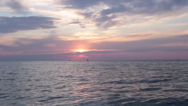 Pôr Sol Pequenas Ondas Mar Vídeo Para Meditação Relaxamento — Vídeo de Stock