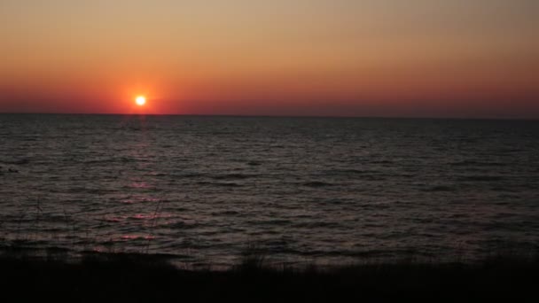 Sonnenaufgang Und Kleine Wellen Auf Dem Meer Video Für Meditation — Stockvideo