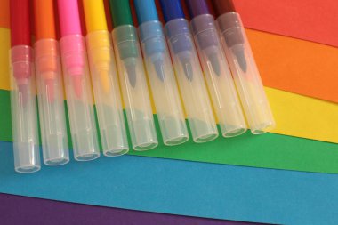 Farklı parlak renklerde keçeli kalem seti, sanatçı okul malzemeleri için işaretleri bir sürü