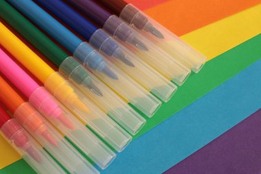 Farklı parlak renklerde keçeli kalem seti, sanatçı okul malzemeleri için işaretleri bir sürü