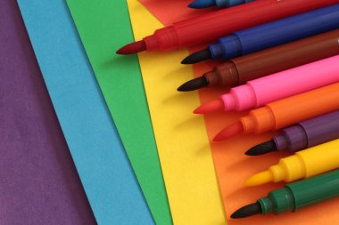 Farklı parlak renklerde keçeli kalem seti, sanatçı okul malzemeleri için işaretleri bir sürü