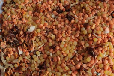 Kırmızı mercimek ve küçük makarna makro görünümü, tokluk ve vejetaryen için lezzetli ve sağlıklı gıda İtalyan kuru çorbası