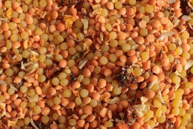 Kırmızı mercimek ve küçük makarna makro görünümü, tokluk ve vejetaryen için lezzetli ve sağlıklı gıda İtalyan kuru çorbası