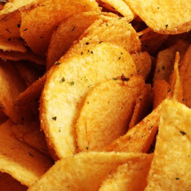 Tuz ve baharatlar, patates cipsi lezzetli ve yüksek sesle crunch ile iştah açıcı aperatifler