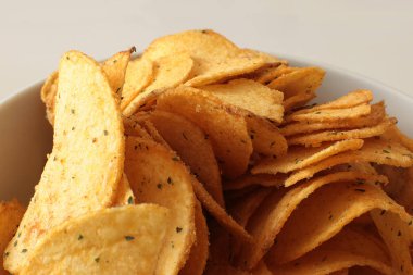Tuz ve baharatlar, patates cipsi lezzetli ve yüksek sesle crunch ile iştah açıcı aperatifler